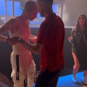 Cristina Boscá Instagram - Lo de la Preparty de #los40primaverapop (Es ya este viernes ya!) @los40spain 

1. Cuando saco el látigo para que me hagan fotos. 🤭

2. Súper luz a través del espejo antes de salir de casa.

3. Súper lindos 🫠

4. Lo más bonito que verás hoy. 🤡

5. Súper lindas. 😻

6. Mi DJ favorito 🤩 @oscarmartinezdj 

7. Haciéndome más selfies aprovechando que me había salido un eye liner increíble! 🤗