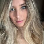 Cristina Boscá Instagram - Lo de la Preparty de #los40primaverapop (Es ya este viernes ya!) @los40spain 1. Cuando saco el látigo para que me hagan fotos. 🤭 2. Súper luz a través del espejo antes de salir de casa. 3. Súper lindos 🫠 4. Lo más bonito que verás hoy. 🤡 5. Súper lindas. 😻 6. Mi DJ favorito 🤩 @oscarmartinezdj 7. Haciéndome más selfies aprovechando que me había salido un eye liner increíble! 🤗