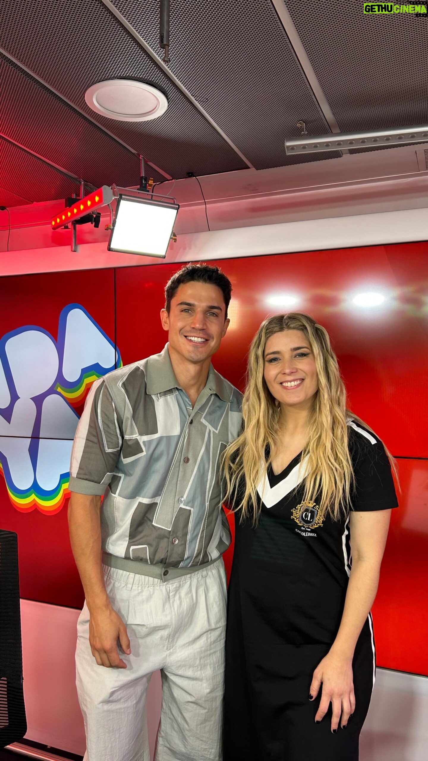 Cristina Boscá Instagram - @cristinabosca pone en aprietos al actor @alexgonzalezact en su ya mítica EMBOSCADA 😏😂❤️ 📆 Ademas hoy está de ESTRENO ya que ‘Desde El Mañana’, su nueva serie, se acaba de estrenar en Disney ¡No nos la perdemos! 🎬💞