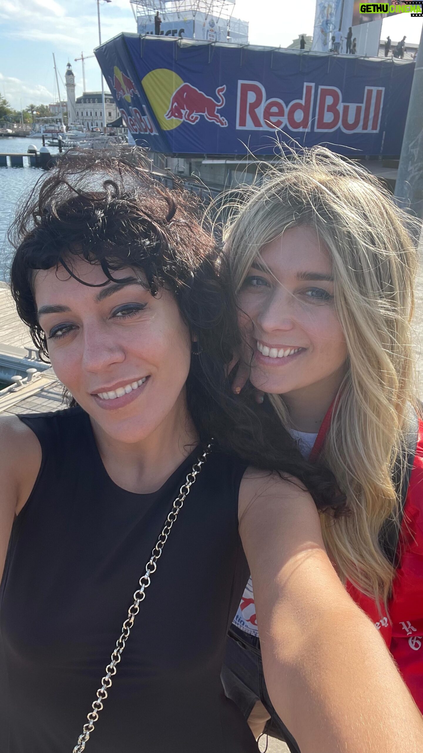 Cristina Boscá Instagram - Mañana es el #redbulldiadelasalas en la Marina de Valencia! ¿Quién se viene? @redbullesp @los40spain @oscarmartinezdj 😅😅😅 @pixelskaya @jorgeyorya @maryruiz_es @babiblackbull