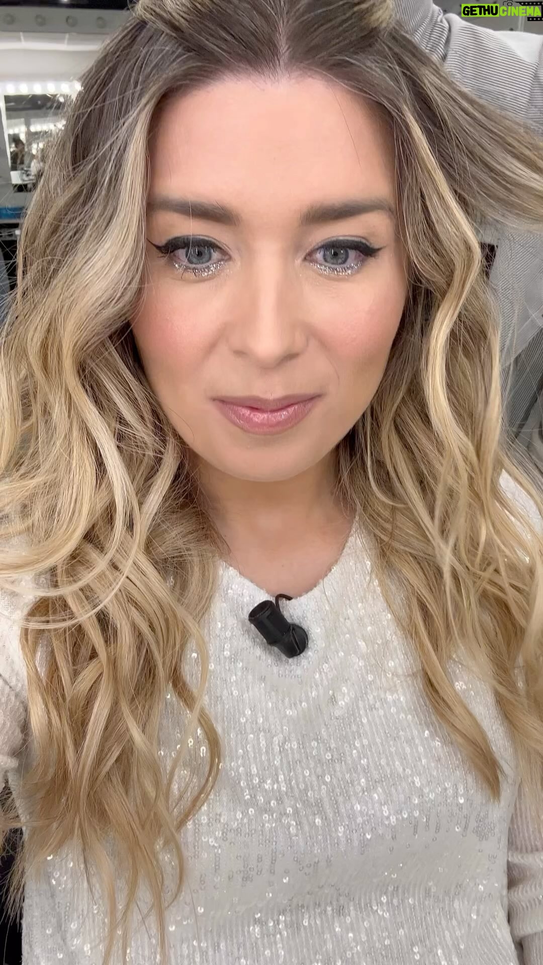 Cristina Boscá Instagram - Empezamos a las 21:00 en Mitele PLUS! #losvecinosdelacasadeallado @miteleonline