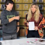 Cristina Boscá Instagram - LA NOTA que la vecina de @cristinabosca le ha dejado PEGADA A LA PUERTA 👀🤭 👉🏽¿qué opinas? ¿Te ha pasado algo parecido? #andaya #los40 #aquinohayquienviva #anhqv #vecinos