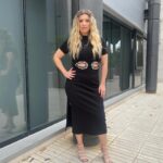 Cristina Boscá Instagram - A las 21 arranca una nueva gala de @vecinosmitele en @miteleonline y va a ser brutal!!! 💥 Vestido @sandroparis Sandalias @exeshoes_spain Maquillaje @osmany_makeup Peluquería @lauraglenzo_artist 😍 @pepa.carmona @mayte1969 ♥️👏