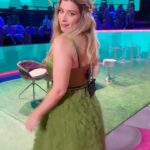 Cristina Boscá Instagram - A las 21 arrancamos @vecinosmitele en @miteleonline @carlaruizcostura @exeshoes_spain @mayte1969 @pepa.carmona @adonete8 @lauraglenzo_artist @osmany_makeup