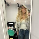Cristina Boscá Instagram - ¡Vaya semana! Éxito en @40andaya y @los40spain con los resultados del EGM… 🥹 No puedo ser más feliz ni sentir más orgullo por el equipo que tengo! 🤩 Sesión de fotos, promo y ensayos para este nuevo proyecto ilusionante y emocionante que está renovando en mí sensaciones que echaba de menos. “Los vecinos de la casa de al lado” en Mi tele plus! Que llega ya el lunes a las 21! Un proyecto que me está llevando a conocer a profesionales admirables de los que intento aprender cada segundo que paso con ellos! Pero lo más importante, que me están dando un apoyo brutal. No puede ser mejor la experiencia que estoy viviendo en este nuevo reto! Y ya estoy mejor del estómago! 😅🦠🥳🥳🥳