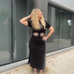 Cristina Boscá Instagram - A las 21 arranca una nueva gala de @vecinosmitele en @miteleonline y va a ser brutal!!! 💥 Vestido @sandroparis Sandalias @exeshoes_spain Maquillaje @osmany_makeup Peluquería @lauraglenzo_artist 😍 @pepa.carmona @mayte1969 ♥️👏