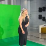 Cristina Boscá Instagram - ¡Vaya semana! Éxito en @40andaya y @los40spain con los resultados del EGM… 🥹 No puedo ser más feliz ni sentir más orgullo por el equipo que tengo! 🤩 Sesión de fotos, promo y ensayos para este nuevo proyecto ilusionante y emocionante que está renovando en mí sensaciones que echaba de menos. “Los vecinos de la casa de al lado” en Mi tele plus! Que llega ya el lunes a las 21! Un proyecto que me está llevando a conocer a profesionales admirables de los que intento aprender cada segundo que paso con ellos! Pero lo más importante, que me están dando un apoyo brutal. No puede ser mejor la experiencia que estoy viviendo en este nuevo reto! Y ya estoy mejor del estómago! 😅🦠🥳🥳🥳