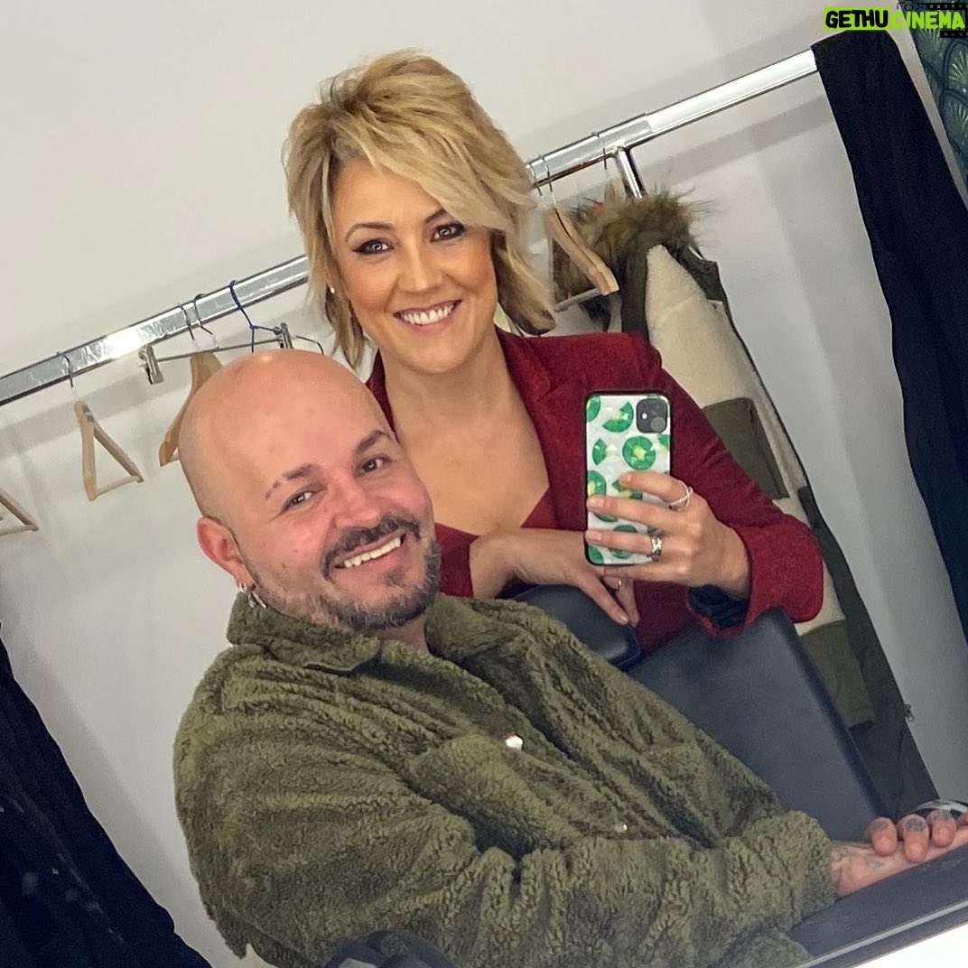 Cristina Pardo Instagram - El hombre que viste y calza, peina y maquilla.