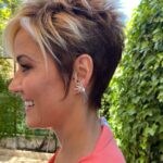 Cristina Pardo Instagram - A la boda de la que todo el mundo habla. El traje, precioso, es de @alejandrodemigueloficial. De las uvas al infinito. Y los pendientes, de @vanagloria_joyas. A disfrutar!