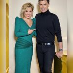 Cristina Pardo Instagram - Feliz año a todos!!! Gracias, @alejandrodemigueloficial, por hacer que me atreviera. Aunque era imposible negarse a tu vestido, tan bonito. Gracias a @danimateoagain por hacer de las uvas una noche tan divertida. Y gracias a @pincel22, porque no hay ojera que se le resista. Felicidad para todos!