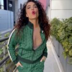 Cristina Rodríguez Torres Instagram - Me encanta este chándal de @lacoste con el que he ido a @asieslavidatele ❤️❤️❤️ @beatrapote @makoke_ @sandrabarneda @zesarm @telecincoes