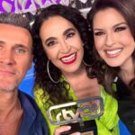 Cristina Rodríguez Torres Instagram - Mi fin de semana ha sido increíble!!! He estado en Canarias para participar en un programa de la televisión Canaria que se llama @gentemaravillosacanarias ❤️ Y donde cada uno de los que trabaja, tanto delante de las cámaras, como detrás, es Gente Maravillosa. 👏👏👏 Y es que, el mundo está lleno de personas extraordinarias y este programa, habla de esas personas. Gracias @elogonzalez_m por ser una genia y además buena gente❤️ Y la sorpresa que me disteis fue el mejor regalo del mundo🥲❤️Ahí estuvieron: mis padres, mi hermana y mi cuñado, mis sobrinos, mi súper Marido, sus hijos a los que adoro, mis amigas y amigos de Madrid (lo más de lo más), mis amigas de Benidorm. Mis primas hermanas y primos ( somos una familia muy unida), mis compañeros de trabajo (brillantes), los Piccirillis (todo talento), Natalia Ferviu (mi excompi y amiga), Helena y Boris (mi ayuda), Genel y su perrito, Nohe (una diosa de la belleza), Cris Amores, Marta Anta, Natacha, Pepe…. Ay que no se me olvide nadie. ❤️ Siempre, siempre estáis cerca, Siempre. Además, me quedé en un hotel increíble de Costa Meloneras @lopesanbaobab donde disfruté cada segundo de una atención espectacular😍 Y viajé con @iberiaexpress…fue todo perfecto. 👏👏👏 Un viaje redondo . El vestido verde es de @isabelgomilaig 😍 Gracias a todos y a #eduyanes por TODO