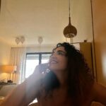 Cristina Rodríguez Torres Instagram - Llevo un día en el @hoteldonpepegm y me quiero quedar a vivir aquí!!!! 🙏 He llegado súper estresada y entre el personal del hotel y los tratamientos de @tachabeauty ya estoy relajadisima!!! 👏👏👏El pelo ondulado de la ultima foto me lo han hecho en @tachabeauty ❤️ Y es que es el 60 aniversario del HOTEL DON PEPE y el 30 aniversario de TACHA y para celebrarlo han creado un tratamiento de cuerpo y rostro que solo es para los clientes del Don Pepe. 👍Cuando he salido de dármelo creía que estaba en el paraíso!!! 😍por cierto, La novela que estoy leyendo me tiene atrapa, AVIADORA de @virllera_ 😍Que afortunada soy!!! Gracias @maribelverdu y @bellezaenvena por ser las más ideales del mundo ❤️❤️❤️❤️ @marina_verdu2 @verducarlota @aura_garrido @mirela_balic @nataliaverbeke