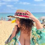 Cristina Rodríguez Torres Instagram - Me gustan mucho las playas de ciudad, sobre todo la de Bogatell👍 Me encanta sentir la multiculturalidad en cada rincón de Barcelona. Gente de distintas razas, nacionalidades, colores, religiones, juntas sin prejuicios y sin conflictos. Esta es la vida que quiero y el mundo que quiero.❤️ @lolacasademunt #barcelona #bogatell #playa #platja #cristira #love