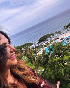 Cristina Rodríguez Torres Instagram - Llevo un día en el @hoteldonpepegm y me quiero quedar a vivir aquí!!!! 🙏 He llegado súper estresada y entre el personal del hotel y los tratamientos de @tachabeauty ya estoy relajadisima!!! 👏👏👏El pelo ondulado de la ultima foto me lo han hecho en @tachabeauty ❤️ Y es que es el 60 aniversario del HOTEL DON PEPE y el 30 aniversario de TACHA y para celebrarlo han creado un tratamiento de cuerpo y rostro que solo es para los clientes del Don Pepe. 👍Cuando he salido de dármelo creía que estaba en el paraíso!!! 😍por cierto, La novela que estoy leyendo me tiene atrapa, AVIADORA de @virllera_ 😍Que afortunada soy!!! Gracias @maribelverdu y @bellezaenvena por ser las más ideales del mundo ❤️❤️❤️❤️ @marina_verdu2 @verducarlota @aura_garrido @mirela_balic @nataliaverbeke