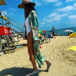 Cristina Rodríguez Torres Instagram - Me gustan mucho las playas de ciudad, sobre todo la de Bogatell👍 Me encanta sentir la multiculturalidad en cada rincón de Barcelona. Gente de distintas razas, nacionalidades, colores, religiones, juntas sin prejuicios y sin conflictos. Esta es la vida que quiero y el mundo que quiero.❤️ @lolacasademunt #barcelona #bogatell #playa #platja #cristira #love