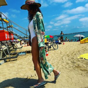 Cristina Rodríguez Torres Instagram - Me gustan mucho las playas de ciudad, sobre todo la de Bogatell👍 Me encanta sentir la multiculturalidad en cada rincón de Barcelona. Gente de distintas razas, nacionalidades, colores, religiones, juntas sin prejuicios y sin conflictos. Esta es la vida que quiero y el mundo que quiero.❤️ @lolacasademunt #barcelona #bogatell #playa #platja #cristira  #love