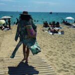 Cristina Rodríguez Torres Instagram - Me gustan mucho las playas de ciudad, sobre todo la de Bogatell👍 Me encanta sentir la multiculturalidad en cada rincón de Barcelona. Gente de distintas razas, nacionalidades, colores, religiones, juntas sin prejuicios y sin conflictos. Esta es la vida que quiero y el mundo que quiero.❤️ @lolacasademunt #barcelona #bogatell #playa #platja #cristira #love