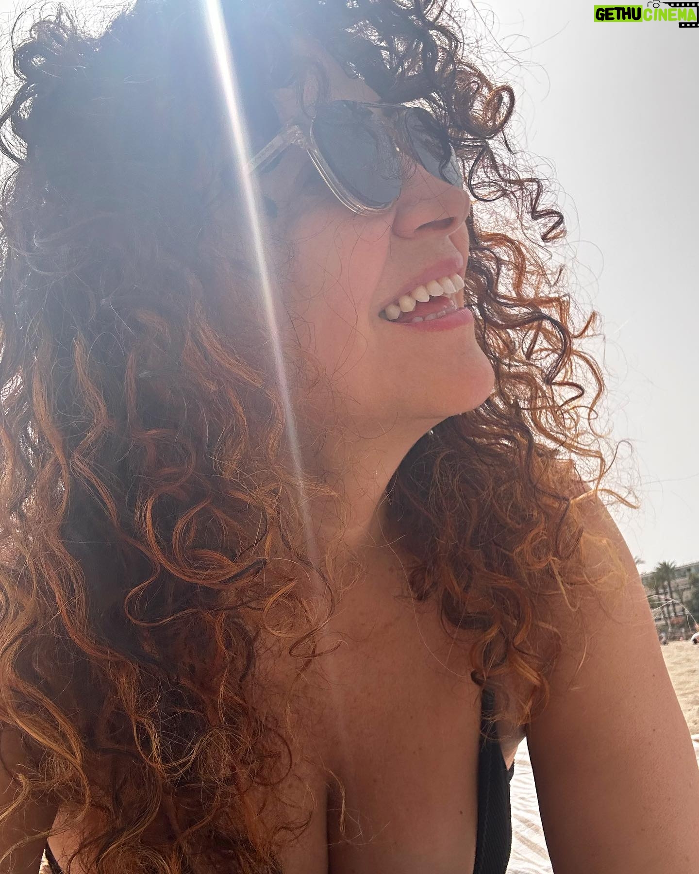 Cristina Rodríguez Torres Instagram - Mis selfies de hoy en Mallorca. Con un libro, mi crema de protección y mi canasto… no puedo pedir mas!!!! Sí, mi Maridito que está paseando ❤️❤️❤️❤️ @cosmeticamimate @lolacasademunt @genelromero @nohe.bg @coolhuntingmadrid #Mallorca #buentiempo #semanasanta2024