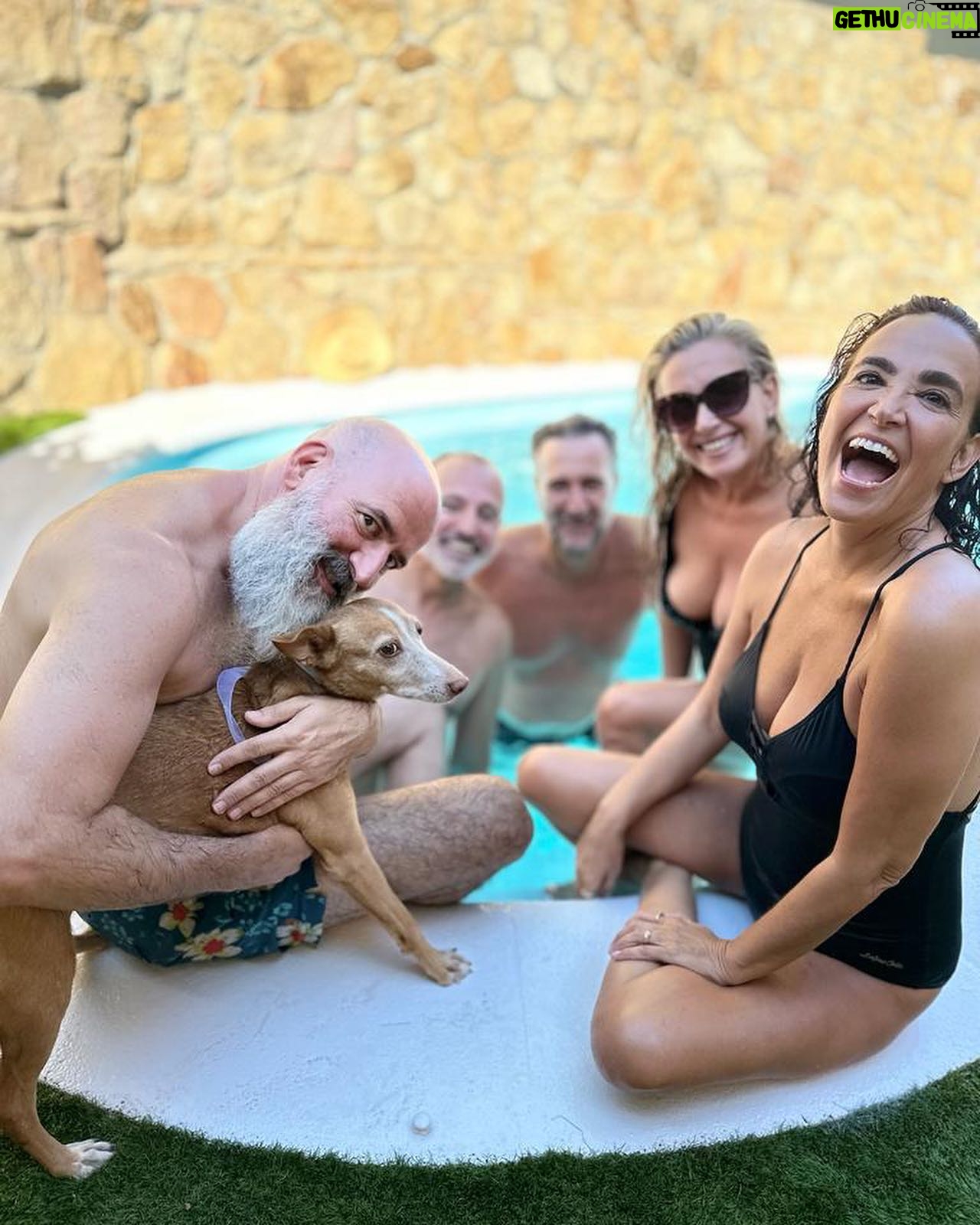 Cristina Rodríguez Torres Instagram - No hace falta tener vacaciones para disfrutar del verano❤️❤️❤️ @martamouresilva @alonsoarruti @jesus.medina.tirado @dolorescortesswimwear
