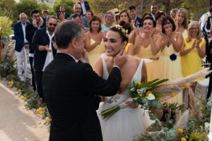 Cristina Rodríguez Torres Instagram - Hace poco leí que las parejas que mostraban su amor constantemente en redes es porque su relación no tiene una gran salud y solo quieren mostrar lo que les gustaría ser y no son. Yo no suelo hablar aquí demasiado de mi relación pero, hoy hace dos años que nos casamos y quiero contaros y compartir con todos vosotr@s el amor que nos tenemos. Tengo mucha suerte en la vida por muchas cosas, pero una de ellas es tener a mi maridito a mi lado y que seamos independientes, que nos apoyemos, que nos deseemos, que nos riamos… Gracias Raul, eres mi luz y mi gran compañero de viaje.❤️ Te amo ❤️❤️ @deletwacounteren @amalgama_fotografia_bodas @lascamelias @mariajesusysuacordeonoficial @bettogarcia_ @marquesmontemolar @annloevents @beautycaravan_forevents @manumoreno75