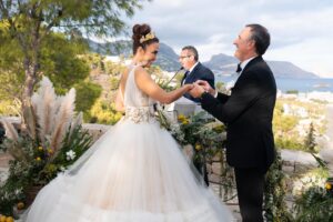 Cristina Rodríguez Torres Instagram - Hace poco leí que las parejas que mostraban su amor constantemente en redes es porque su relación no tiene una gran salud y solo quieren mostrar lo que les gustaría ser y no son. Yo no suelo hablar aquí demasiado de mi relación pero, hoy hace dos años que nos casamos y quiero contaros y compartir con todos vosotr@s el amor que nos tenemos. Tengo mucha suerte en la vida por muchas cosas, pero una de ellas es tener a mi maridito a mi lado y que seamos independientes, que nos apoyemos, que nos deseemos, que nos riamos… Gracias Raul, eres mi luz y mi gran compañero de viaje.❤️ Te amo ❤️❤️ @deletwacounteren @amalgama_fotografia_bodas @lascamelias @mariajesusysuacordeonoficial @bettogarcia_ @marquesmontemolar @annloevents @beautycaravan_forevents @manumoreno75