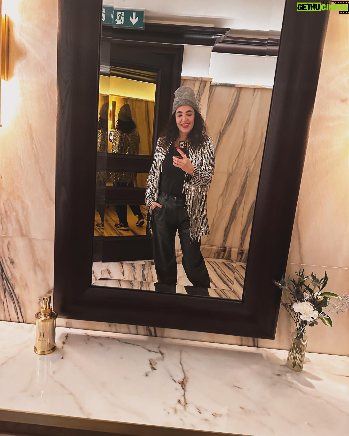 Cristina Rodríguez Torres Instagram - Uno de mis planes preferidos en Madrid es irme al Hotel Ritz a tomarme un cóctel con mi maridito❤️ #domingotarde #coctel #hotel #madrid