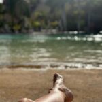 Cristina Rodríguez Torres Instagram - Mi fin de semana ha sido increíble!!! He estado en Canarias para participar en un programa de la televisión Canaria que se llama @gentemaravillosacanarias ❤️ Y donde cada uno de los que trabaja, tanto delante de las cámaras, como detrás, es Gente Maravillosa. 👏👏👏 Y es que, el mundo está lleno de personas extraordinarias y este programa, habla de esas personas. Gracias @elogonzalez_m por ser una genia y además buena gente❤️ Y la sorpresa que me disteis fue el mejor regalo del mundo🥲❤️Ahí estuvieron: mis padres, mi hermana y mi cuñado, mis sobrinos, mi súper Marido, sus hijos a los que adoro, mis amigas y amigos de Madrid (lo más de lo más), mis amigas de Benidorm. Mis primas hermanas y primos ( somos una familia muy unida), mis compañeros de trabajo (brillantes), los Piccirillis (todo talento), Natalia Ferviu (mi excompi y amiga), Helena y Boris (mi ayuda), Genel y su perrito, Nohe (una diosa de la belleza), Cris Amores, Marta Anta, Natacha, Pepe…. Ay que no se me olvide nadie. ❤️ Siempre, siempre estáis cerca, Siempre. Además, me quedé en un hotel increíble de Costa Meloneras @lopesanbaobab donde disfruté cada segundo de una atención espectacular😍 Y viajé con @iberiaexpress…fue todo perfecto. 👏👏👏 Un viaje redondo . El vestido verde es de @isabelgomilaig 😍 Gracias a todos y a #eduyanes por TODO