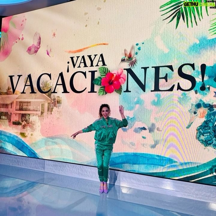 Cristina Rodríguez Torres Instagram - Siempre me siento como en casa cuando voy a @telecincoes 👏👏👏 porque ASI ES LA VIDA ❤️ mi chándal maravilloso es de @lecruel_thebrand @asieslavidatele @sandrabarneda @raquelariasj @beatrapote #television #chandalytacones