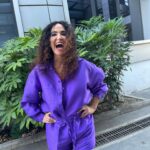 Cristina Rodríguez Torres Instagram - Este es mi look televisivo!!! Hemos hablado de Betín Osborne y yo he decidido vestirme de morado @asieslavidatele @sandrabarneda @telecincoes #programadeverano #mujeres @cuarzotv #amigos #madrid #morado