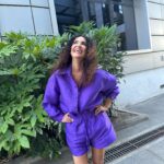 Cristina Rodríguez Torres Instagram - Este es mi look televisivo!!! Hemos hablado de Betín Osborne y yo he decidido vestirme de morado @asieslavidatele @sandrabarneda @telecincoes #programadeverano #mujeres @cuarzotv #amigos #madrid #morado