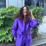 Cristina Rodríguez Torres Instagram - Este es mi look televisivo!!! Hemos hablado de Betín Osborne y yo he decidido vestirme de morado @asieslavidatele @sandrabarneda @telecincoes #programadeverano #mujeres @cuarzotv #amigos #madrid #morado