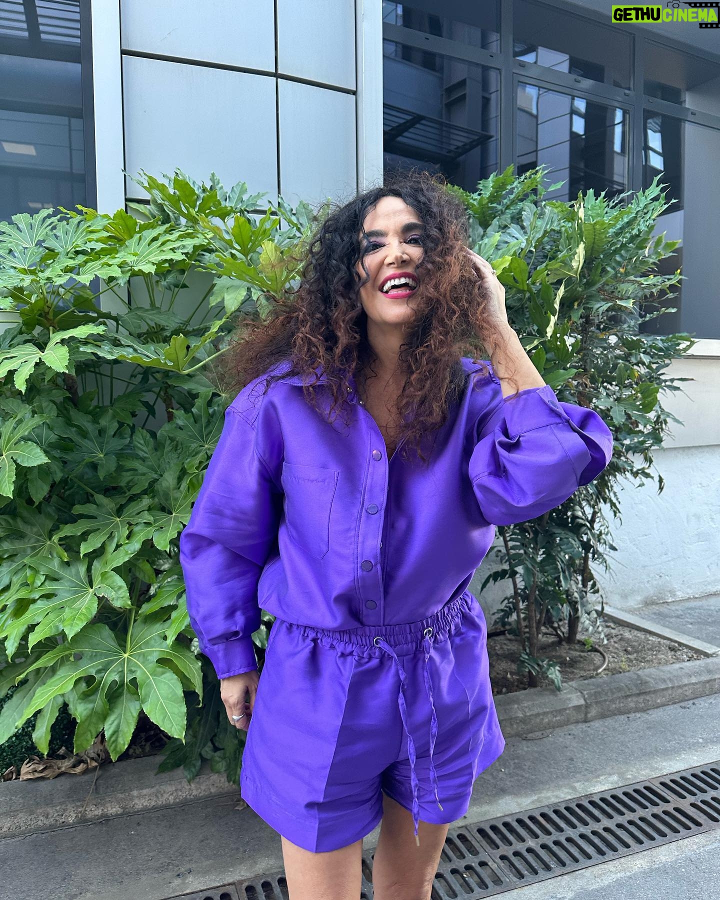 Cristina Rodríguez Torres Instagram - Este es mi look televisivo!!! Hemos hablado de Betín Osborne y yo he decidido vestirme de morado @asieslavidatele @sandrabarneda @telecincoes #programadeverano #mujeres @cuarzotv #amigos #madrid #morado
