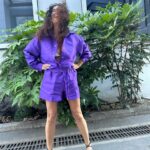 Cristina Rodríguez Torres Instagram - Este es mi look televisivo!!! Hemos hablado de Betín Osborne y yo he decidido vestirme de morado @asieslavidatele @sandrabarneda @telecincoes #programadeverano #mujeres @cuarzotv #amigos #madrid #morado