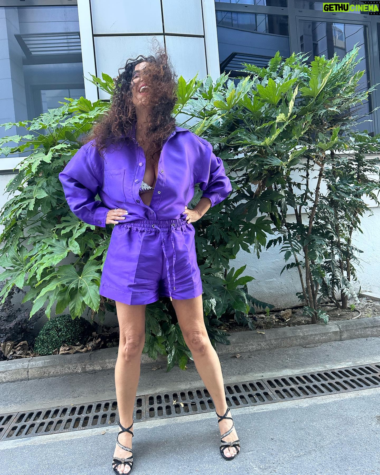 Cristina Rodríguez Torres Instagram - Este es mi look televisivo!!! Hemos hablado de Betín Osborne y yo he decidido vestirme de morado @asieslavidatele @sandrabarneda @telecincoes #programadeverano #mujeres @cuarzotv #amigos #madrid #morado