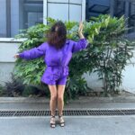 Cristina Rodríguez Torres Instagram - Este es mi look televisivo!!! Hemos hablado de Betín Osborne y yo he decidido vestirme de morado @asieslavidatele @sandrabarneda @telecincoes #programadeverano #mujeres @cuarzotv #amigos #madrid #morado