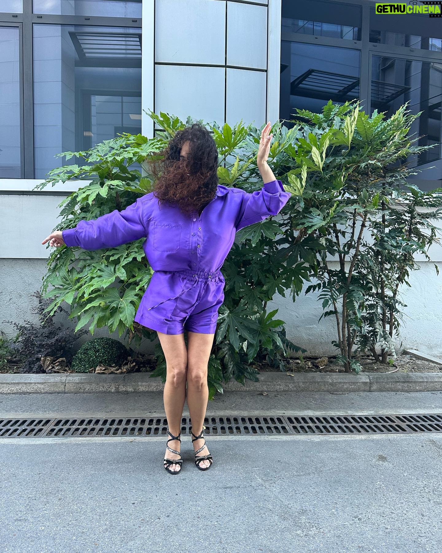 Cristina Rodríguez Torres Instagram - Este es mi look televisivo!!! Hemos hablado de Betín Osborne y yo he decidido vestirme de morado @asieslavidatele @sandrabarneda @telecincoes #programadeverano #mujeres @cuarzotv #amigos #madrid #morado