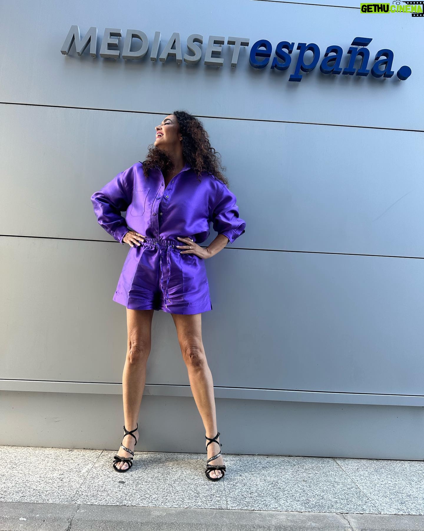 Cristina Rodríguez Torres Instagram - Este es mi look televisivo!!! Hemos hablado de Betín Osborne y yo he decidido vestirme de morado @asieslavidatele @sandrabarneda @telecincoes #programadeverano #mujeres @cuarzotv #amigos #madrid #morado