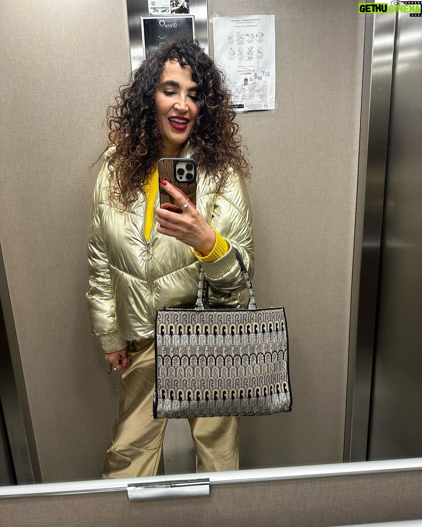 Cristina Rodríguez Torres Instagram - Por ahora el lunes va bien!!! @furla #love #lunes