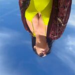 Cristina Rodríguez Torres Instagram - Sale un ratito de sol y ahí estoy en la playa!!!😎Pero un consejo amigos, siempre siempre hay que usar protección solar. Yo uso @cosmeticamimate ☀️y el bañador es de @dolorescortesswimwear 🏖️