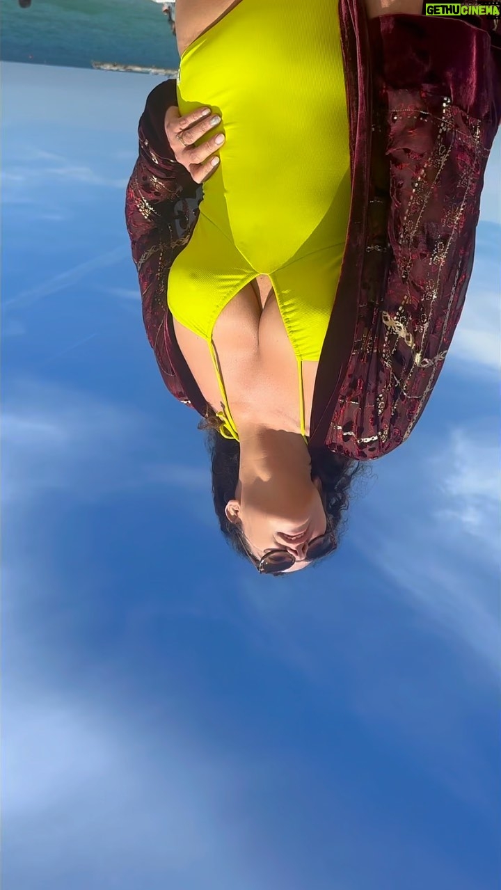 Cristina Rodríguez Torres Instagram - Sale un ratito de sol y ahí estoy en la playa!!!😎Pero un consejo amigos, siempre siempre hay que usar protección solar. Yo uso @cosmeticamimate ☀️y el bañador es de @dolorescortesswimwear 🏖️