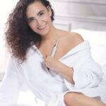 Cristina Rodríguez Torres Instagram - Este contorno es poderoso porque contiene glicoproteinas, Vitamina F, Phytoplacenta y tetrapeptido 5 👏👏Pero lo que notarás es que te descongestionas de manera inmediata. Te aporta hidratación duradera y luminosidad 👌y a partir del mes verás como las arruguitas de expresión comienzan a mitigarse😍 No te lo pierdas porque, de verdad es una pasada. Y si ponemos mi código de descuento #CRIS tendrás un 20% de descuento😁 @nohe.bg @genelromero @coolhuntingmadrid