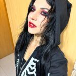 Cristina Scabbia Instagram - Sono un piccolo scheletro fuori dall’armadio, a mio agio nel metallo e fra le piume. Larino, quant’é stato bello, rifacciamolo!