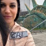 Cristina Scabbia Instagram – “Mi raccomando, se doveste perdere l’equilibrio cercate di cadere di faccia cosí non rovinate gli zaini” 😂

In effetti… con uno zaino protonico malfunzionante, come farebbero i @ghostbustersitalia a proteggerci tutti?

Che giornata pazzesca a @mirabilandia_ufficiale a cacciare fantasmi insieme a @sonypicturesit e tanti meravigliosi amici 🖤👻

#ghostbustersminacciaglaciale #adv