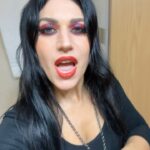 Cristina Scabbia Instagram - Sono un piccolo scheletro fuori dall’armadio, a mio agio nel metallo e fra le piume. Larino, quant’é stato bello, rifacciamolo!