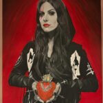 Cristina Scabbia Instagram - Alla fine della splendida serata con gli amici del @monstarlab.italia di Latina mi é stata regalata quest’opera (completamente realizzata a pastelli) dell’incredibile @artinchain. Mi é caduta la mascella e l’ho raccolta 10 minuti dopo, mi é davvero sembrato che il quadro prendesse vita! Ringrazio Monsterlab per questo dono meraviglioso, chiunque sia intervenuto alla serata e Chain per la realizzazione impeccabile del mio ritratto basato sulla foto della mia amata @cunene 🖤 Che ne dite, vi piace?