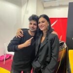Cristina Scabbia Instagram – In ordine sparso ecco dei momenti stupendi che mi faranno ricordare questa edizione di @milangamesweek per sempre.
Grazie amici di @monsterenergy per essere sempre il porto sicuro, la Famiglia vera 💚 ed a tutte le persone incredibili che vedete in queste foto, che in un modo o nell’altro (e senza saperlo) arricchiscono e di molto la mia esistenza.
Credo nelle belle energie e ne ho fatto il Pieno.
Grazie alla gang di @crossoveruniversonerd (sempre sul pezzissimo!) 🖤
Grazie a @aspinkasalexa e @paolapennygigliotti instancabili fotografe.
Ovviamente kudos ai miei fratelli e compagni di merende nei @lacunacoilofficial , @andrea_ferro_official e @maki , con voi é sempre tutto più bello!
A tutti gli amici che non ho potuto abbracciare per mancanza di tempo per tutti noi (@_mdk7_ , @cydonia_pm , @robertdenitro , @enkkgram, @simonepanetty @kurolily @mike.of.the.desert @foxxett @gabriele_anakin and many more) e con i quali non ho fatto una foto ricordi causa esaltazione del momento (vero @fadahxc @real_barlow @cavernadiplatone @kodomolive @studytme_  @mogucosplay e tanti altri🥹?) ci vediamo super presto e vi vojo bene assai!
Ultimo ma non ultimo grazie a @chris.vidarr che sopporta questa piccola pazzoide nera (e che mi riempie il cuoricino).
Ho ancora un botto di roba da postare quindi preparatevi 🤣