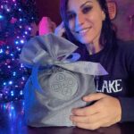 Cristina Scabbia Instagram - Glad that @playstationit chose @makeawishitalia for this special gift 🎄 Hope you guys are having happy holidays so far… if you don’t, remember you are never alone 🖤 (Scroll for @chris.vidarr photobomb)
