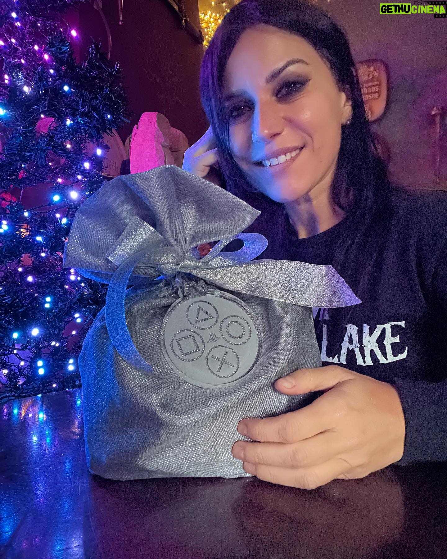 Cristina Scabbia Instagram - Glad that @playstationit chose @makeawishitalia for this special gift 🎄 Hope you guys are having happy holidays so far… if you don’t, remember you are never alone 🖤 (Scroll for @chris.vidarr photobomb)