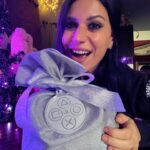 Cristina Scabbia Instagram - Glad that @playstationit chose @makeawishitalia for this special gift 🎄 Hope you guys are having happy holidays so far… if you don’t, remember you are never alone 🖤 (Scroll for @chris.vidarr photobomb)